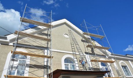 Entreprise professionnelle pour le ravalement de façade d’une maison à étages 